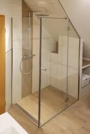 Eckdusche Unter Der Dachschrage Bodenebene Eckdusche Aus 8mm Esg Glas Und Edelstahlbeschlagen Einbau Eckduschen Badezimmer Dachschrage Badezimmer Dachgeschoss