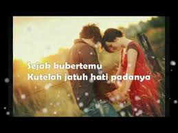 Chorus am jantung pun bergetar em saat engkau ada di. Cinta Vina Panduwinata Lyrics Youtube