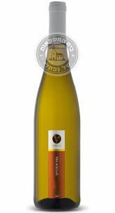 עם ריחות וטעמים מינרלים (דמיינו שאתם מלקקים מים קרירים הניגרים מסלע מדברי), ריחות וטעמים של תותים בשלים, פרי הדר ופריחת פרי הדר. ×™×§×' ×•×™×ª×§×™×Ÿ