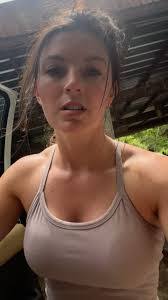 Hannah Perron's Instagram, Twitter & Facebook