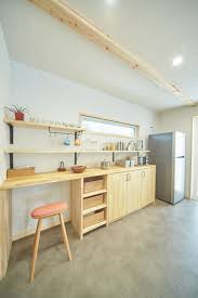 loafer キッチンバック収納 freeqhomes freeqhomes フリークホームズ freeq freeq フリーク 自然素材 無垢 平屋 a 新築一戸建て 新築 戸建 キッチン収納 ナチュラルテイスト 家事スペース 化粧梁 ダ キッチンインテリアデザイン バック収納 キッチン