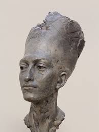 MAUDIE BRADY @maudiebradyart Queen A sculptural portrait of quiet  sovereignty — composed and commanding, yet marked by fragility. With its  fractured crown and inward gaze, Queen invites reflection