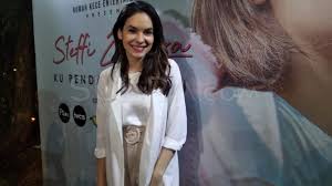 Okin lantas membentuk lambang peace dengan jari telunjuk dan jari tengahnya dari insta story yang dibagikan rekannya, steffi zamora dan niko al hakim memang sempat nongkrong bareng. Hukum Semakin Tidak Jelas Steffi Zamora Dukung Mahasiswa Demo