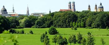 Den englischen garten verdankt münchen dem amerikaner benjamin thompson alias graf rumford der hofgärtner friedrich ludwig von sckell war für die umsetzung der pläne des grafen rumford verantwortlich und gestaltete die parkanlage nach. Der Englische Garten Alle Infos Zu Munchens Grosstem Park