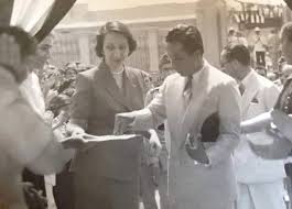 الملك المرحوم فيصل الثاني يزور كلية الملكة عاليه سنة 1954 King Faisal Baghdad Photo