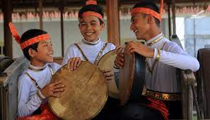 Pemakaian instrumen ini menyebar di semua aceh, khususnya aceh rebana satu diantara alat musik tradisional yang dari daerah timur tengah. Mengenal 15 Alat Musik Tradisional Dari Aceh Yang Lestari Hingga Kini
