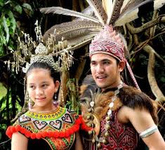 Pakaian tradisi bagi lelaki biasanya digayakan baju potongan moden samping broked oren keemasan, pinggang berikat selendang sifon berkopiah jawa. Pakaian Tradisional Kaum Iban Di Sarawak