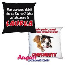 Cuscino Sfoderabile Di Cm 40x40 Stampato Da Ambo I Lati State Cercando Un Regalo Per Una Festa Di Laurea Spiritoso Di Festa Di Laurea Laurea Idee Divertenti