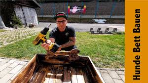 Eine überdachte terrasse ist ein perfekter platz, um sommer und bis weit in den herbst hinein das leben draußen zu genießen. Hundebett Bauen Aus Paletten Youtube