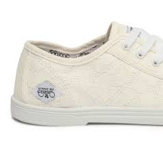 Le retour de la tendance flower power. Tennis Le Temps Des Cerises Blanche Effet Dentelle Blanc Casse