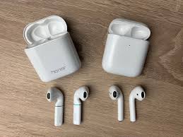 Bei den airpods pro hat die folie eine kleine lasche mit einem schwarzen pfeil drauf. Honor Flypods Im Test Was Kann Der Gunstige Airpods Klon Appgefahren De