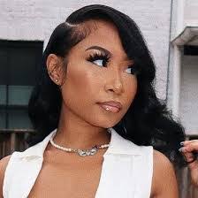 Erika Thomson's Instagram, Twitter & Facebook