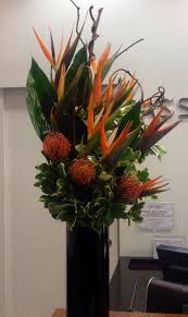 Flower Arrangements Using Bird Of Paradise Weekly Lobby Flowers With Birds Of Paradise In A Variety Of Sizes And Designs Tropical Flower Arrangements Hotel Flower Arrangements Small Flower Arrangements