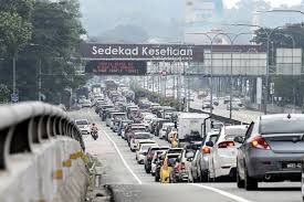 Berbeda halnya dengan bangun datar dua dimesi pada umumnya, lingkaran bisa dibilang sangat unik karena memang tidak mempunyai sudut dan bahkan modelnya tak terhingga. Bernama Aliran Trafik Perlahan Di Lebuh Raya Utama Petang Ini