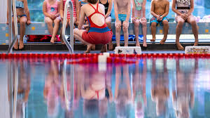 Herzfunk: Warum müssen nur Mädchen beim Schwimmen die Brust verdecken? -  Die Seite mit der Maus - WDR