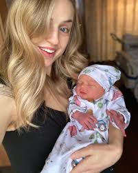 Beth Gantz's Instagram, Twitter & Facebook