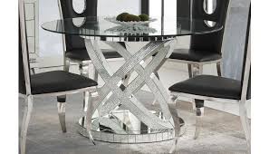 There are dining tables of all sizes, so, even if you have fallen in love with one, think about your meters and choose the one that best fits your space and your needs. Seibel Mirrored Round Dining Table