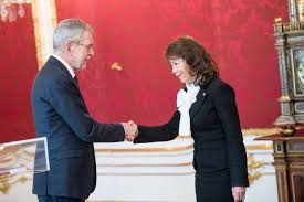 Zuvor war bierlein von 1990 bis 2003 generalanwältin bei der generalprokuratur beim obersten gerichtshof und von 2003. Das Ist Osterreichs Erste Bundeskanzlerin Watson