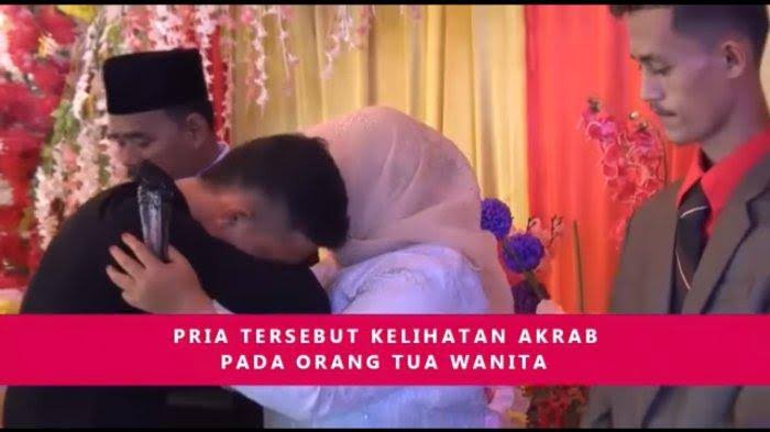 Hasil gambar untuk 11 Tahun Pacaran Ditinggal Nikah, Pria Ini Menangis dan Memeluk Orang Tua Mantan Saat di Resepsi
