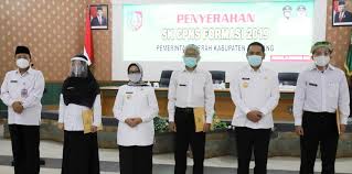 Selanjutnya tinggal menunggu penyerahan surat keputusan (sk) pengangkatan cpns dari pejabat pembina kepegawaian (ppk), yang rencananya diserahkan sebelum pemilu 17 april 2019. Bupati Jombang Serahkan Sk Cpns Formasi 2019 Layang Co