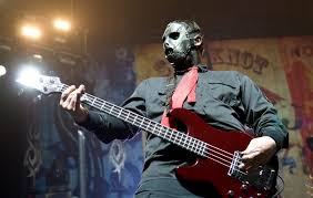 Slipknot è il primo album in studio del gruppo musicale statunitense omonimo, pubblicato il 29 giugno 1999 dalla roadrunner records. Metal E Rock Music Gli Slipknot E Il Significato Delle Loro Maschere