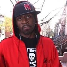 FamiliaHU hoy 4 de Octubre 2024 está cumpliendo 60 años este señor Jonathan  Burks , más conocido @jazokkmg antes The Jaz, es un rapero y productor de  discos activo desde finales de