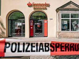Die santander consumer bank gehört nach kundenzahl zu den top 5 der banken in deutschland. Unbekannte Sprengen Geldautomaten In Hamelner Bank Haz Hannoversche Allgemeine