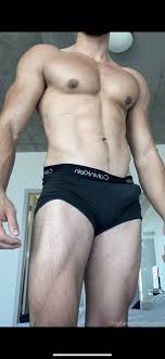 Mo Saffari, der muskulöse Influencer setzt das Netz in Flammen! - Schwule  Araber