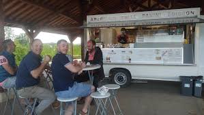 Une exposition qui vous invite à faire du lèche vitrines en effet, 137 commerces affichent, sur leurs vitrines, des reproductions de cartes postales anciennes (nos photos) qui donnent à voir le magasin, le quartier ou un lieu emblématique à proximité, tel qu'il était. Le Tout Nouveau Road Frite Fait Etape A Saint Amand Sur Fion Et Plichancourt