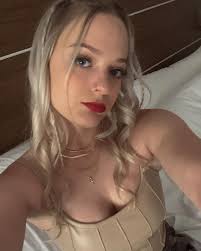 Bella Collins (@bellaaacollins) • Instagram photos and videos