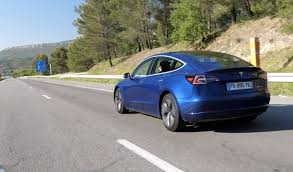 Un gendarme en peloton d'autoroute (pa) exécute des missions de police sur les axes autoroutiers. Tesla Model 3 Peut On Traverser La France D Une Traite Sur Autoroute Reportage Video