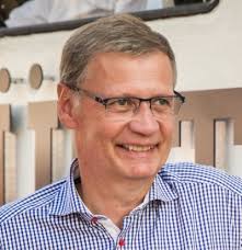 Er ist bekannt für seinen einzigartigen stil, menschen zu informieren und zu unterhalten, der allgemein als witzig und lustig gilt. Einfachstars Wer Ist Gunther Jauch