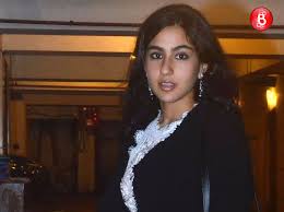 Saif Ali Khan S Daughter Sara Ali Khan Stole All The Limelight At Kareena Sara Ali Khan Saif Ali Khan Latest Pics