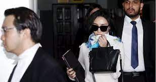 The court has made no attempt to find the picture and najib has not been called as a witness by either side. Shahalam Gambar Altantuya Bersama Razak Baginda Dan Najib Dipertikai