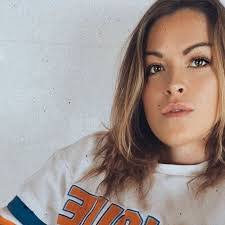 Laura Dee's Instagram, Twitter & Facebook