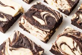 Buangkan baking paper dari brownies dan simpan brownies dalam peti ais utk mendapatkan rasa yang lebih sedap dan brownies juga lebih mudah dan cantik dipotong bila sejuk. Gooey Keto Cheesecake Brownies Low Carb Gluten Free