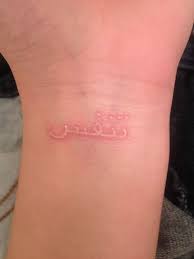 Eine Ide Ezum Thema Tattoo Schriften Handgelenk Hier Finden Sie Eine Ganz Tolle Tatowierung Tattoo Schrift Handgelenk Tattoo Schrift Arabische Tattoos