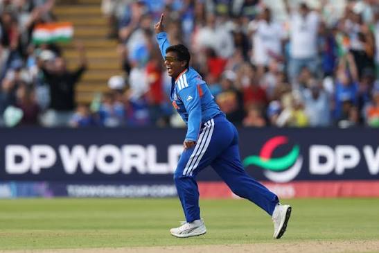 What. A. Finish 🥳 3⃣ wickets in an over and Deepti Sharma has a superb  𝙁𝙄𝙁𝙀𝙍 🖐️ #TeamIndia wrap a dominant 6⃣4⃣-run victory to kickoff our  #T20WorldCup campaign 👏 Scorecard ▶️  https://bit.ly/INDWvPAKW-T20WORLDCUP-2026 #