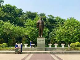 Tượng đài và bãi cỏ tại công viên Lenin Hà Nội