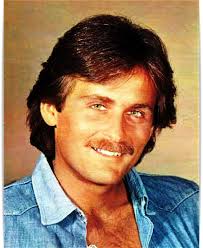 Frank O' Neil”, nome d'arte del noto attore di fotoromanzi Francesco  Antonelli, morto il 21 settembre 1980, a soli 31 anni (era nato a Roma nel  1949), in seguito ad una caduta,