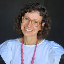 היום בבוקר קיבלתי את התמונה המצמררת הזאת. דניאל, בחורה מדהימה מירושלים,  שמעה על הטבח המחריד במסיבה ברעים. בלי לחשוב פעמיים, היא עלתה על הרכב ונסעה  לסייע ולחפש ניצולים בשטח האש. בין ההריסות