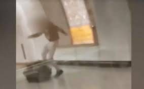 Βίαιη επίθεση δέχθηκε μέσα σε συρμό του μετρό εργαζόμενος της στασυ από νεαρούς, από τους οποίους ζήτησε να φορέσουν τη μάσκα τους. Pbrgmhxnoqwtam