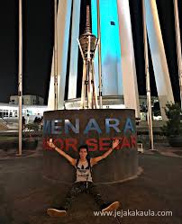 Menara jam ini berlokasi tidak jauh dari masjid zahir, sehingga anda akan mudah mengunjunginya. Satu Hari Suntuk Meneroka Bandar Alor Setar Kedah Jejakakaula