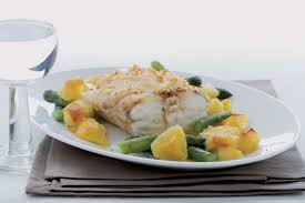La rana pescatrice al forno è un secondo piatto di pesce molto raffinato, ideale anche per una cena speciale: Ricetta Della Coda Di Rospo Al Forno Con Patate E Asparagi