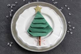 Une fois posée dans l'assiette, les serviettes pliées donneront l'illusion d'un petit père noël. Comment Faire Un Pliage De Serviettes En Forme De Sapin De Noel