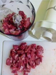 Bakso umumnya dibuat dari campuran daging sapi giling dan tepung tapioka. Bakso Daging Kambing