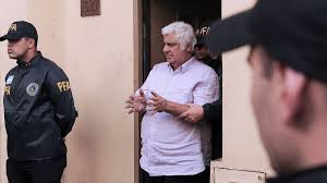 Interpol advierte que el personaje es violento, tal vez temeroso del aire de matón que samid cultiva. Scrbnwts3yomym