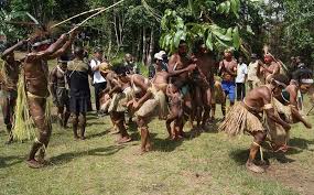 Selain memiliki keunikan, hasil ukiran suku asmat disetiap ukirannya bersemayam citra dan penghargaan atas nenek moyak mereka yang sarat dengan kebesaran suku asmat. Ini 5 Suku Unik Di Papua Mahir Mengukir Hingga Merancang Rumah Tinggi Idn Times Jabar