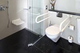 Eine weitere alternative, das bad sicher und behindertengerecht zu gestalten, ist der einbau einer bodengleichen dusche. Barrierefreies Bad Planen Fur Menschen Mit Behinderung