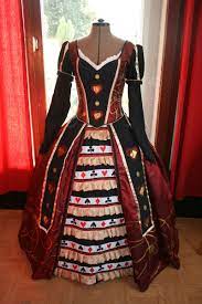 Rien de plus jouissif que de rentrer dans la peau souvent, je trouve les costumes de reine de coeur assez laids. Le Projet Reine De Coeur Termine Couture Urbaine Le Blog L Officiel